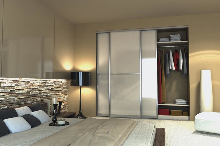Immagine di una camera da letto minimalista con pareti gialle