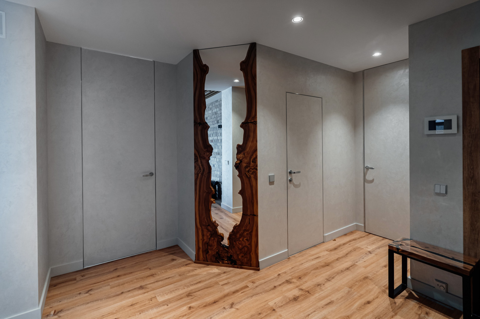 Авторская фактура декоративной штукатурки в квартире с террасой