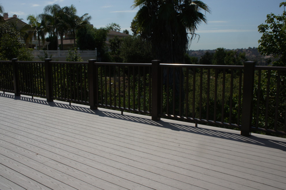 Example of a transitional deck design in Los Angeles
