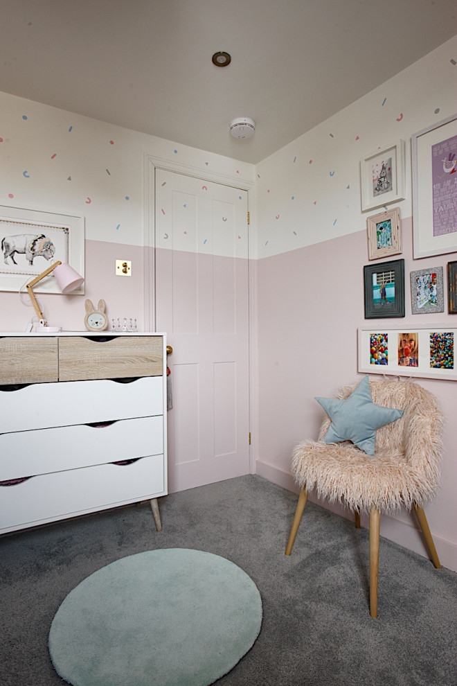 Ejemplo de dormitorio escandinavo con paredes rosas, moqueta y suelo gris