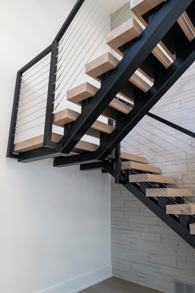 Источник вдохновения для домашнего уюта: лестница в современном стиле с перилами из тросов