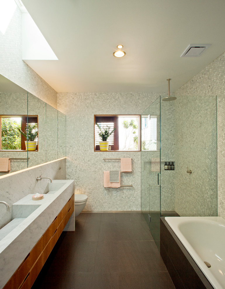 シドニーにある高級な広いコンテンポラリースタイルのおしゃれな浴室の写真