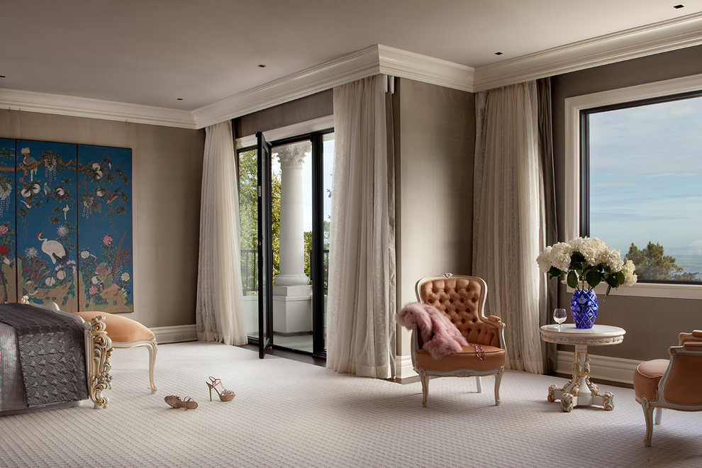 Свежая идея для дизайна: большая хозяйская спальня в классическом стиле с коричневыми стенами и ковровым покрытием - отличное фото интерьера