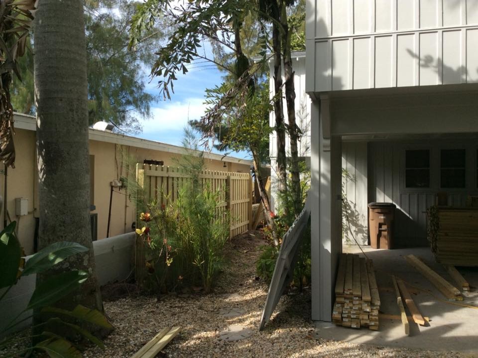 Photo of a mid-sized side yard gravel landscaping in Tampa.