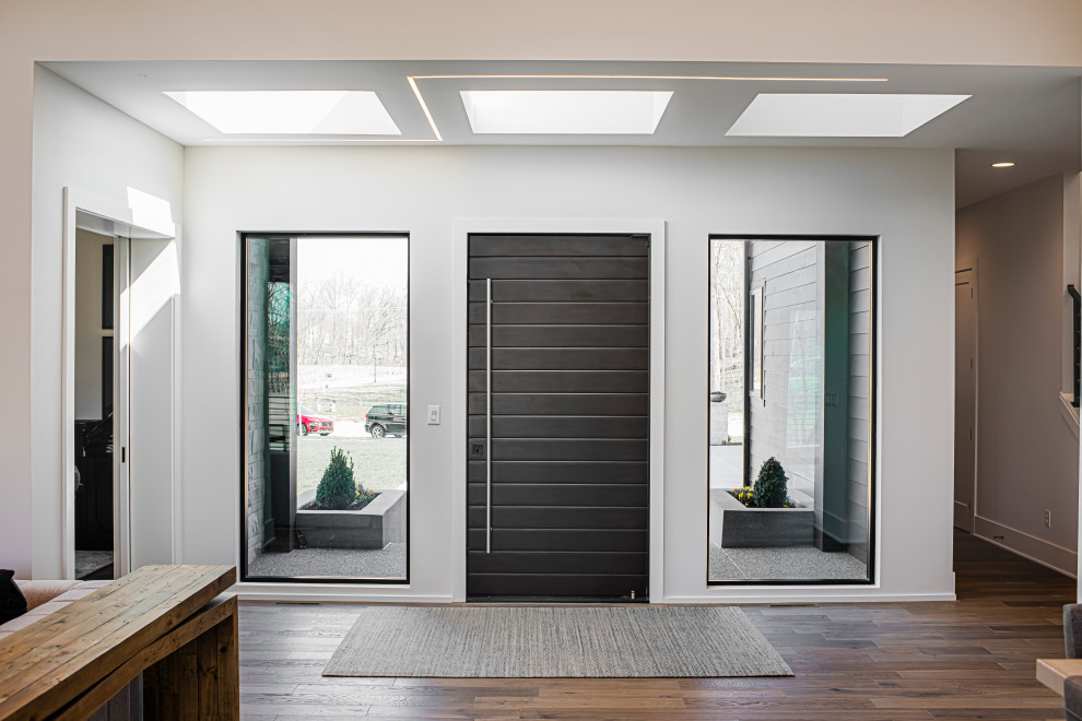 Источник вдохновения для домашнего уюта: входная дверь среднего размера в скандинавском стиле с паркетным полом среднего тона, одностворчатой входной дверью и черной входной дверью