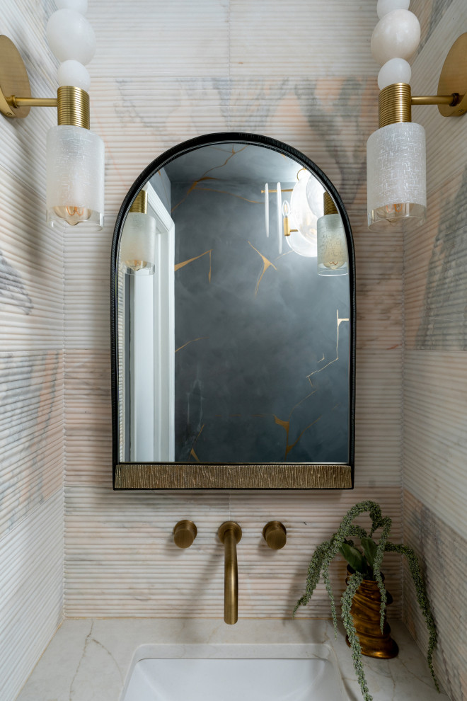 Foto di un piccolo bagno di servizio minimal con WC sospeso, piastrelle beige, piastrelle di marmo, pareti grigie, pavimento in marmo, lavabo sottopiano, top in quarzite, top beige e mobile bagno sospeso