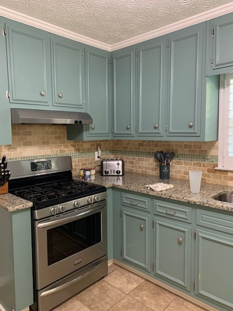 Example of a transitional home design design in Atlanta
