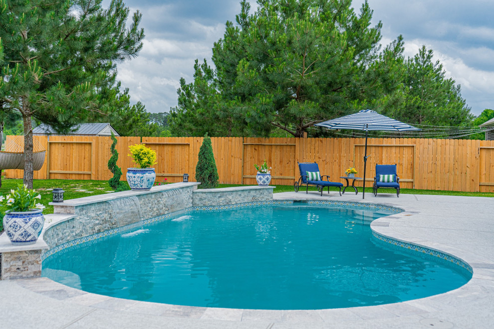 Foto di una piscina personalizzata di medie dimensioni e dietro casa con pedane