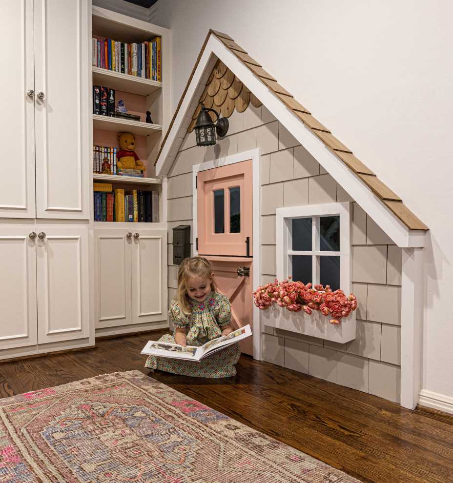 Immagine di una cameretta per bambini da 4 a 10 anni tradizionale con pareti bianche, pavimento in legno massello medio e pavimento marrone
