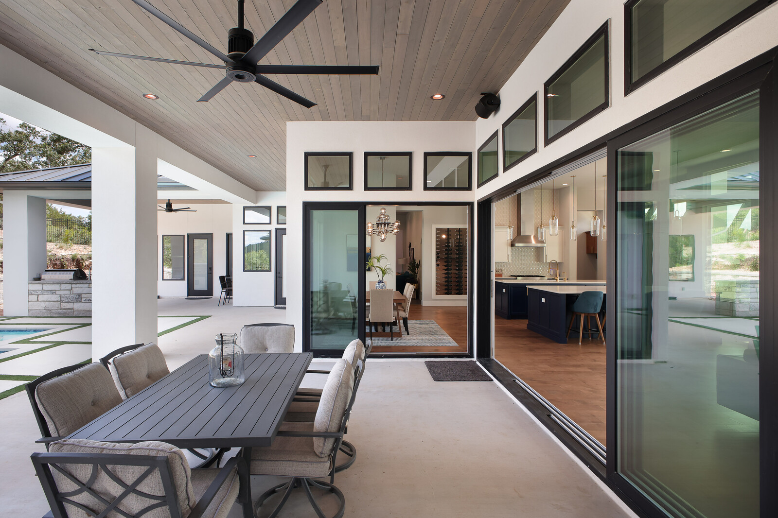 Modern: 4,950 ft², 4 BR/4 BA/2 ST home