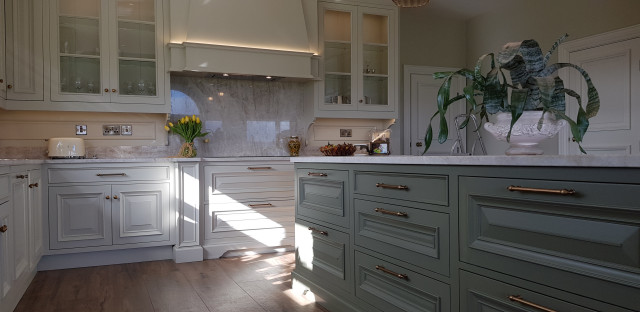 Regency bespoke kitchen traditional-kitchen