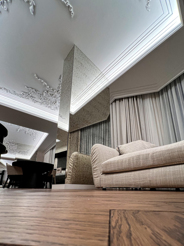 Зеркальные колонны из состаренного зеркала в шикарной гостиной