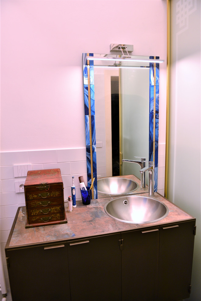 Cette image montre un WC et toilettes vintage avec un placard à porte plane, WC séparés, un carrelage blanc, des carreaux de porcelaine, un mur blanc, un sol en carrelage de porcelaine, un lavabo posé et un sol bleu.