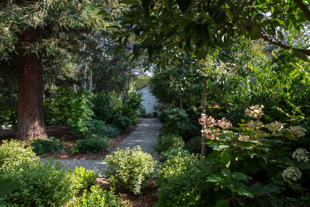 На фото: участок и сад на заднем дворе в стиле кантри с дорожками и покрытием из гравия с