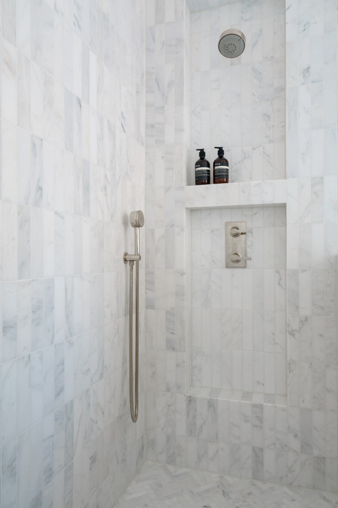 Exempel på ett stort maritimt vit vitt en-suite badrum, med luckor med infälld panel, skåp i mellenmörkt trä, ett fristående badkar, en dusch i en alkov, vit kakel, spegel istället för kakel, vita väggar, mosaikgolv, bänkskiva i kvartsit, vitt golv, dusch med gångjärnsdörr och ett undermonterad handfat