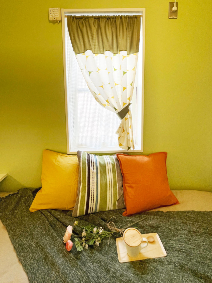 Inspiration pour une petite chambre nordique avec un mur vert, un sol en contreplaqué, un sol beige, un plafond en papier peint et du papier peint.