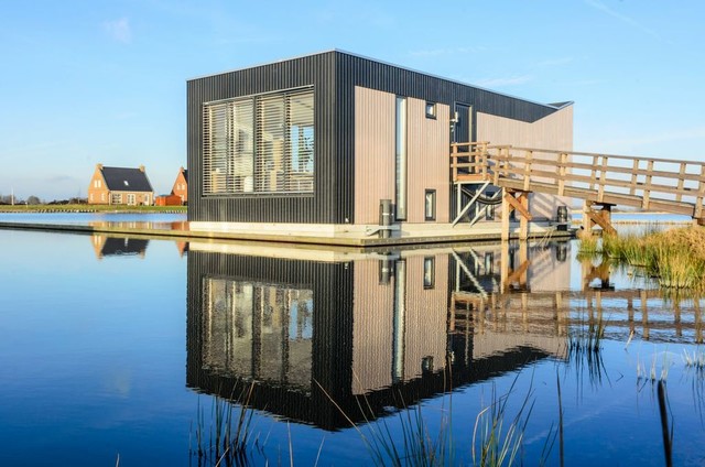 On a lake modern-haeuser