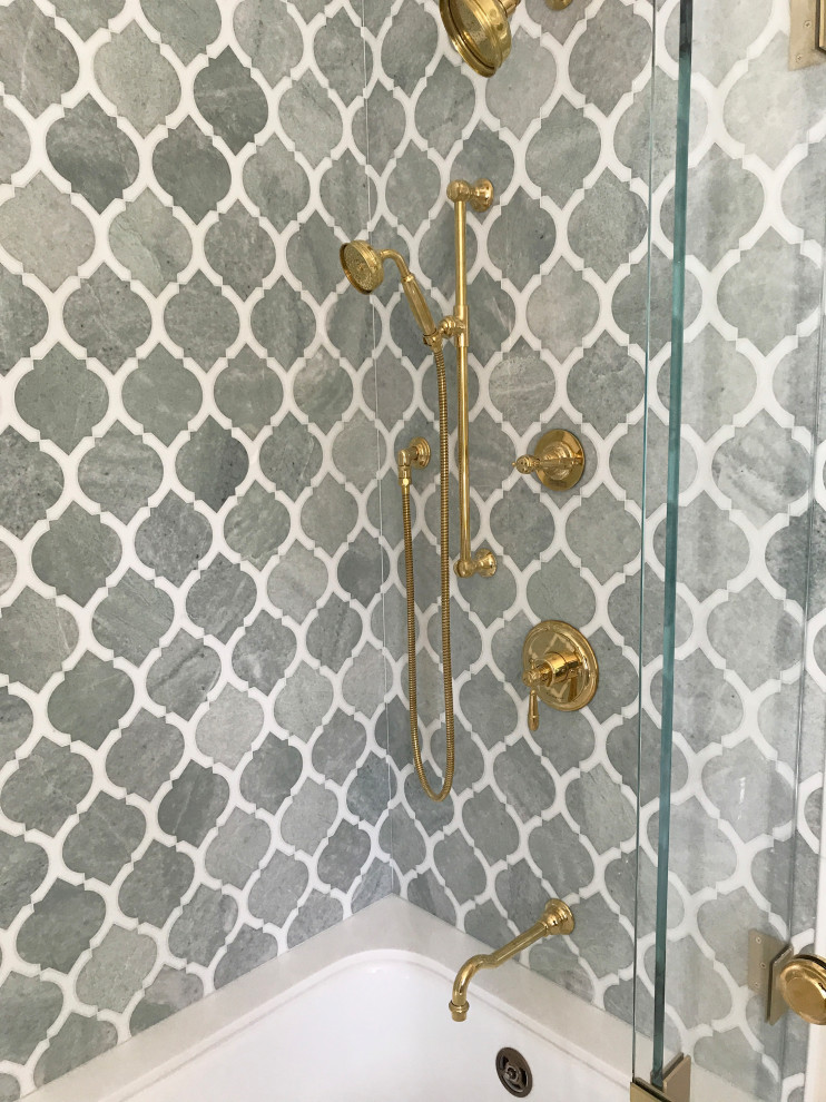 Свежая идея для дизайна: маленькая ванная комната в классическом стиле с ванной в нише, зеленой плиткой, плиткой мозаикой, душем с распашными дверями и белой столешницей для на участке и в саду - отличное фото интерьера