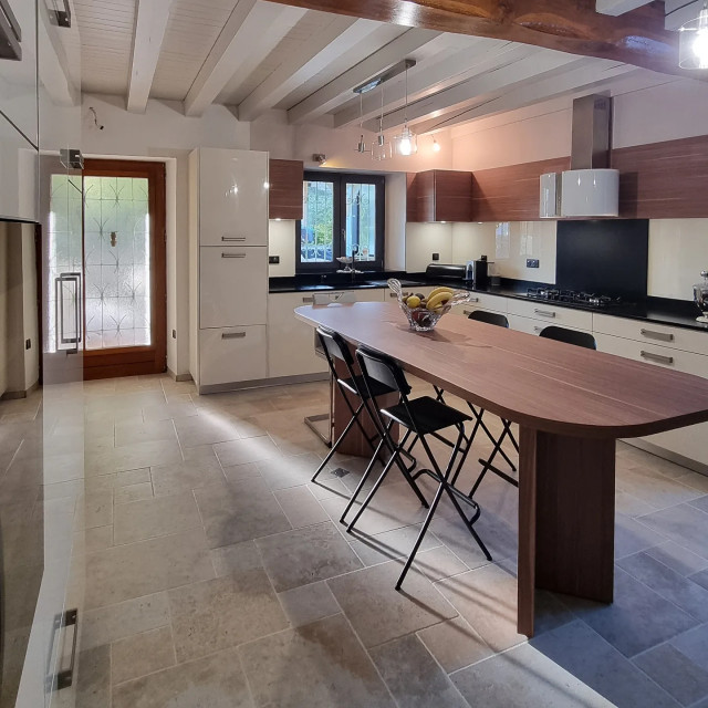 SUBTIL MELANGE DE MATERIAUX traditional-kitchen