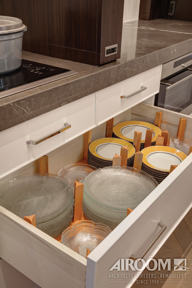 Kitchen - modern kitchen idea in Chicago
