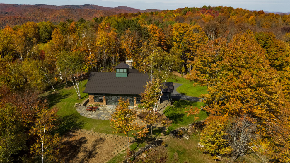 Inspiration for a rustic home design remodel in Burlington