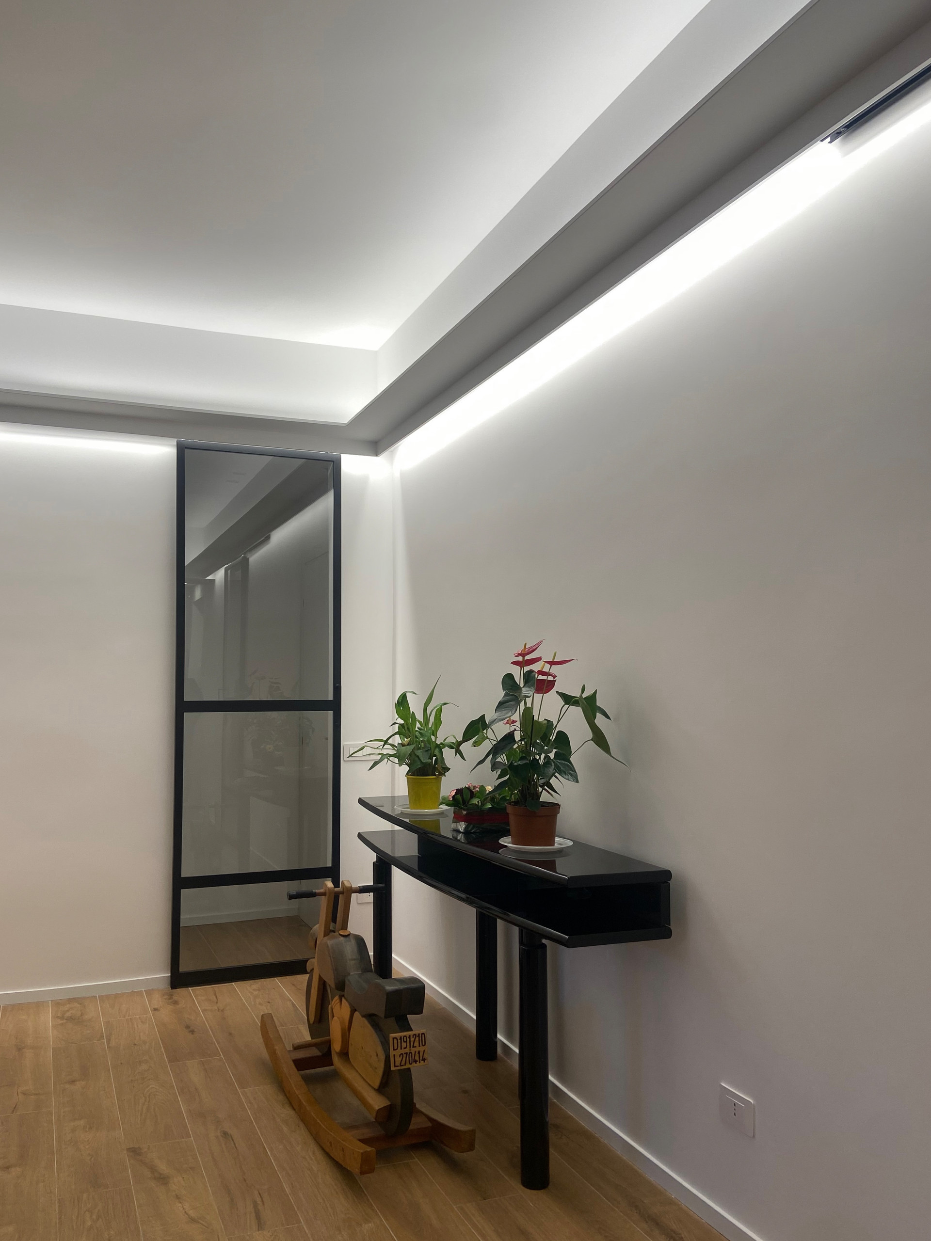 Quattro vetrate industriali nel living
