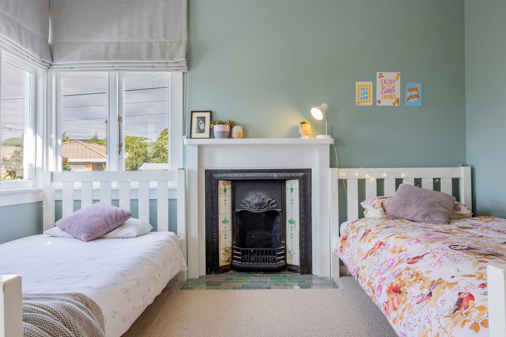 Idée de décoration pour une chambre d'enfant de 4 à 10 ans tradition de taille moyenne avec un mur vert, moquette et un sol beige.