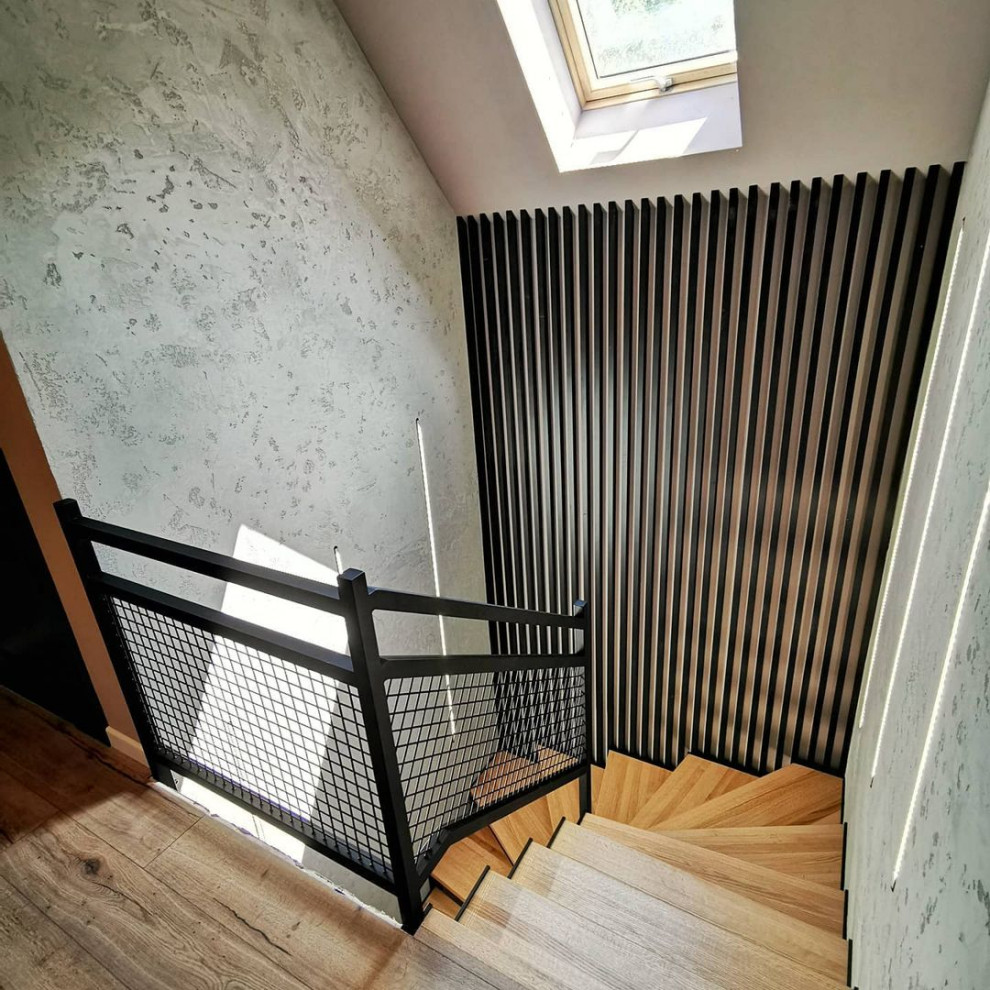 На фото: п-образная деревянная лестница среднего размера в стиле лофт с деревянными ступенями и перилами из смешанных материалов с