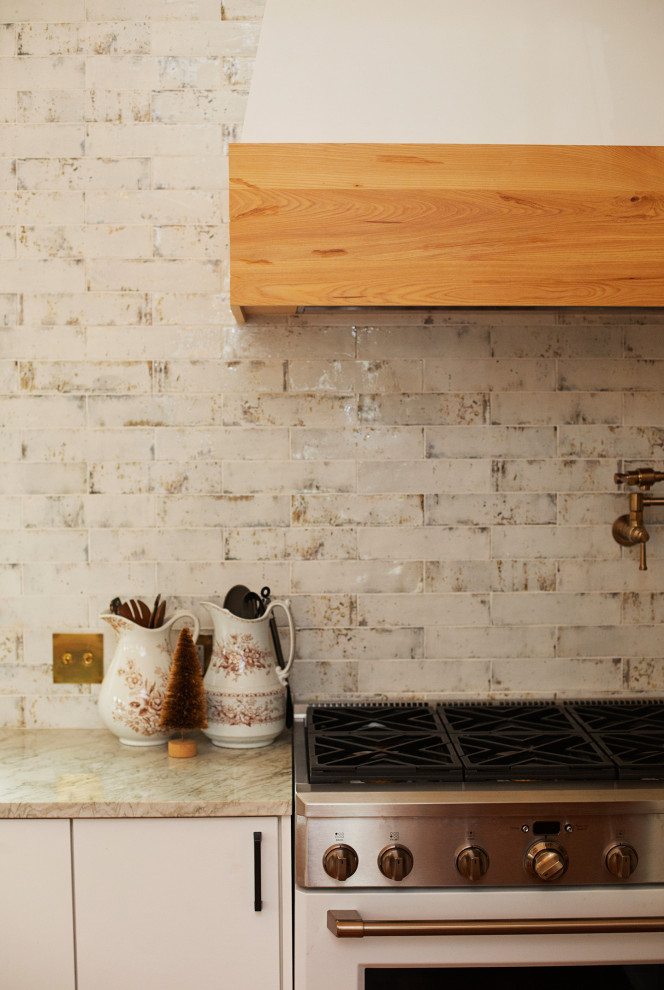 Idéer för att renovera ett stort skandinaviskt beige linjärt beige kök och matrum, med en rustik diskho, släta luckor, vita skåp, bänkskiva i kalksten, vitt stänkskydd, stänkskydd i keramik, integrerade vitvaror, ljust trägolv och brunt golv