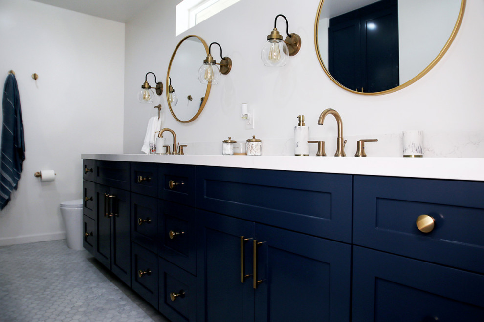 Großes Modernes Badezimmer En Suite mit blauen Schränken, weißer Wandfarbe, Einbauwaschbecken, weißer Waschtischplatte, Doppelwaschbecken und eingebautem Waschtisch in Los Angeles