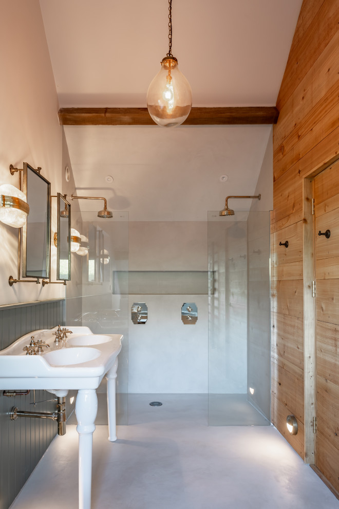 This is an example of a beach style bathroom in Devon.