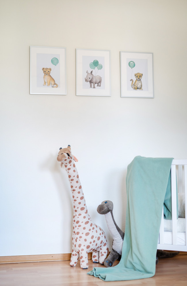 Großes, Neutrales Modernes Kinderzimmer mit braunem Boden in Sonstige