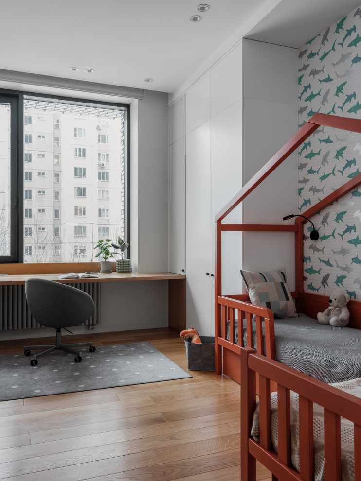 Exemple d'une chambre d'enfant de 4 à 10 ans tendance de taille moyenne avec un mur beige, un sol en bois brun, un sol marron et du papier peint.