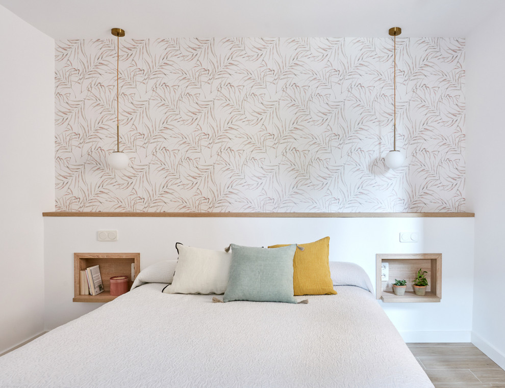 Imagen de dormitorio principal y blanco y madera clásico renovado grande con paredes blancas, suelo de madera clara, suelo marrón y papel pintado
