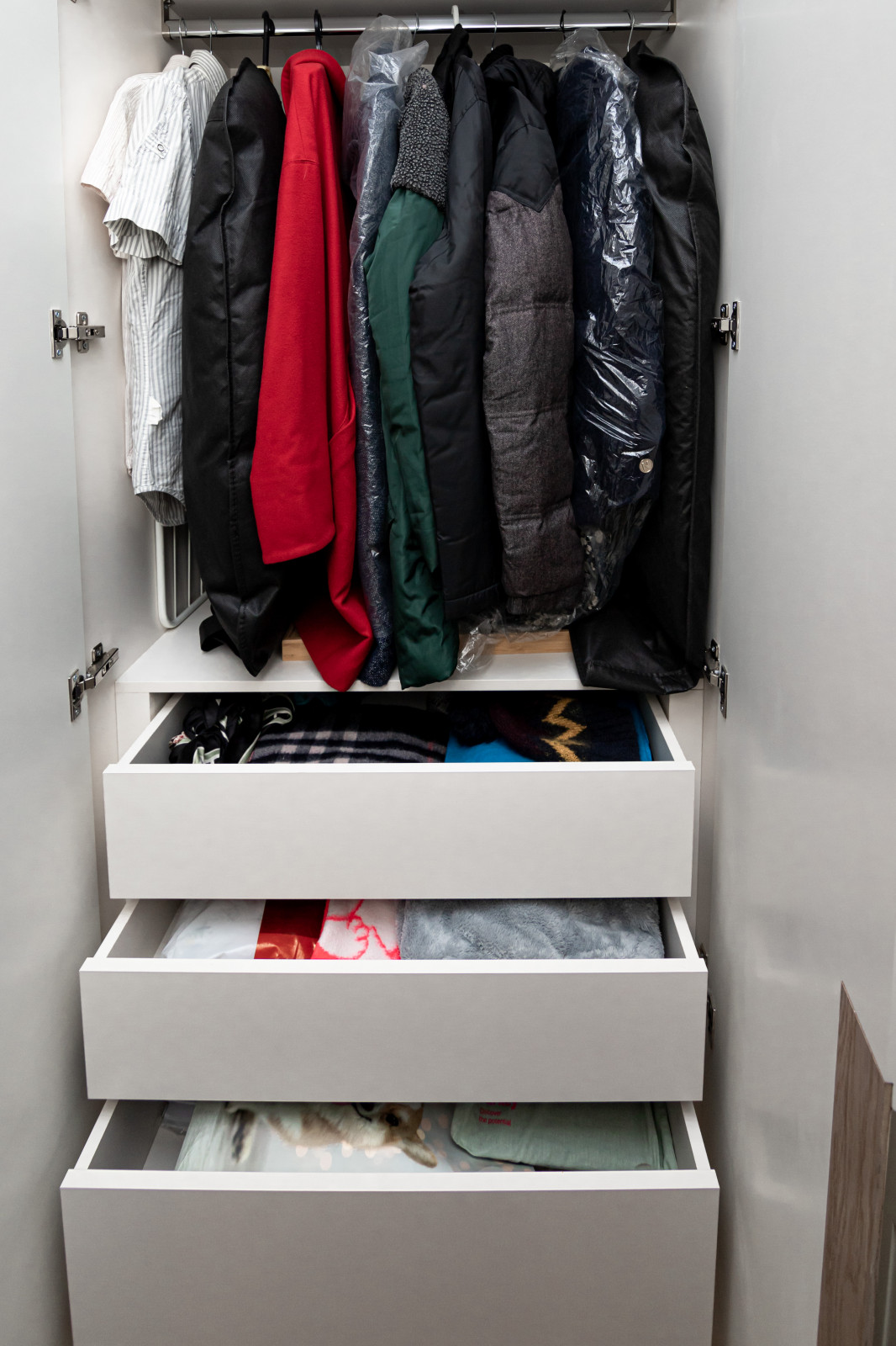 Гардероб и шкаф в прихожую в минималистичном стиле