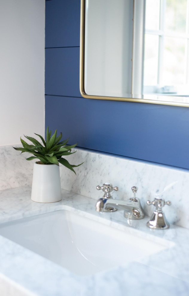 Foto di una piccola stanza da bagno con doccia stile marinaro con ante bianche, doccia alcova, pareti blu, top in marmo, un lavabo, soffitto in perlinato e pareti in perlinato