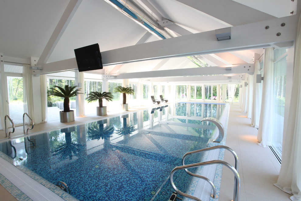 Бассейн полностью остеклен