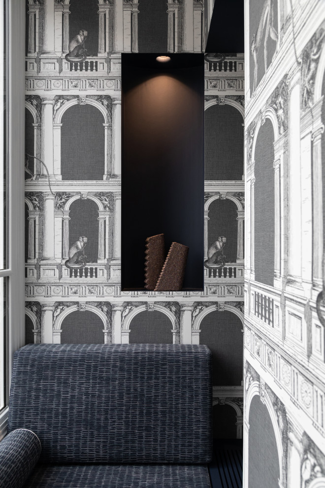 Источник вдохновения для домашнего уюта: большой коридор в современном стиле с синими стенами, паркетным полом среднего тона и коричневым полом