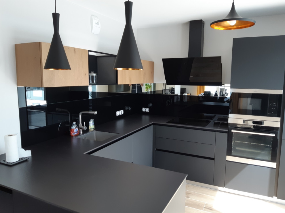 Photo of a contemporary kitchen in Nantes.