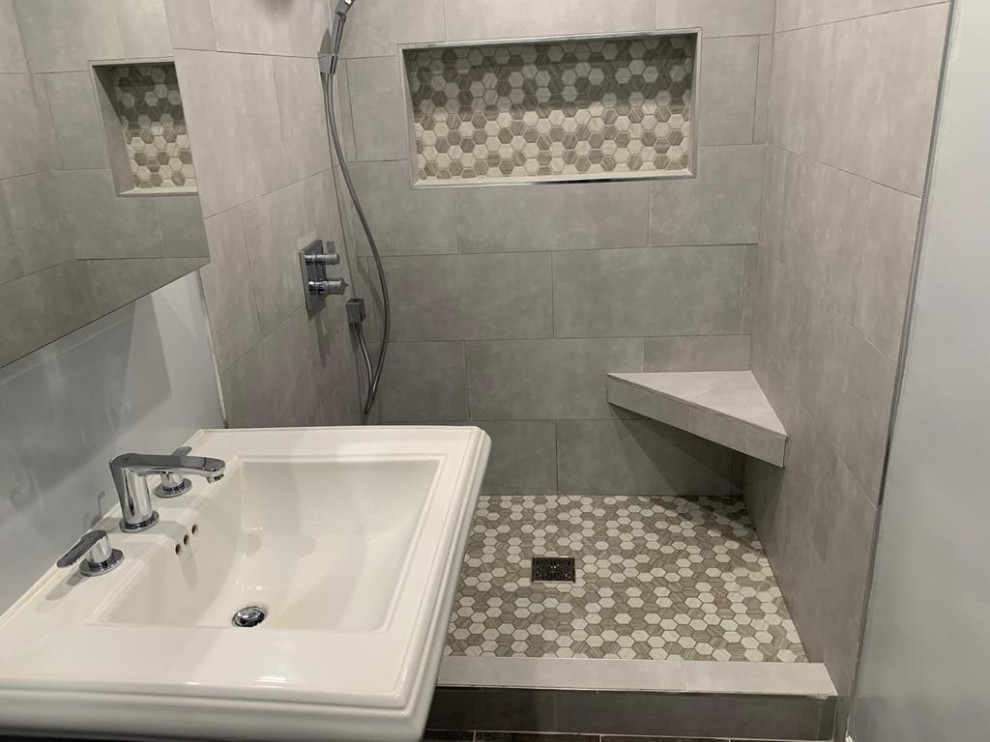 Свежая идея для дизайна: ванная комната в стиле модернизм с разноцветной плиткой, плиткой мозаикой, серыми стенами, полом из керамической плитки, врезной раковиной, серым полом, открытым душем, белой столешницей, нишей и тумбой под одну раковину - отличное фото интерьера