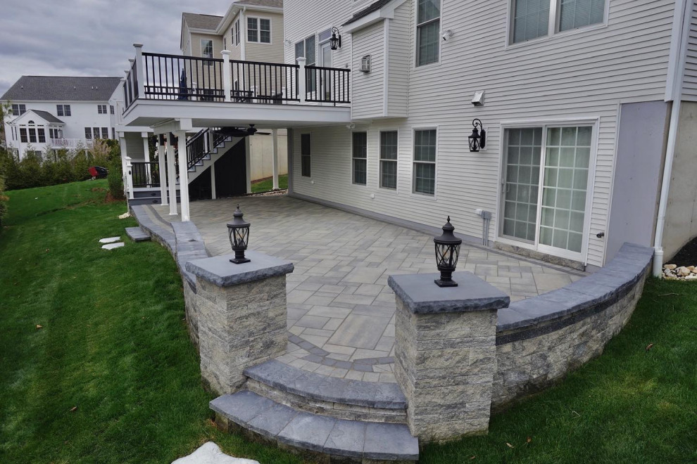 Manalapan, NJ: Contemporary Deck & Patio with Sitting Walls