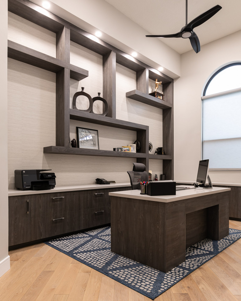 Cette image montre un grand bureau atelier minimaliste avec un mur marron, parquet clair, un bureau indépendant, un sol gris et du papier peint.