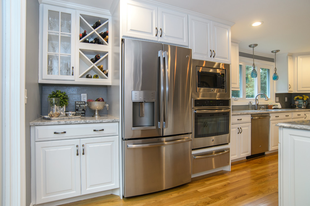 Transitional kitchen photo in Bridgeport