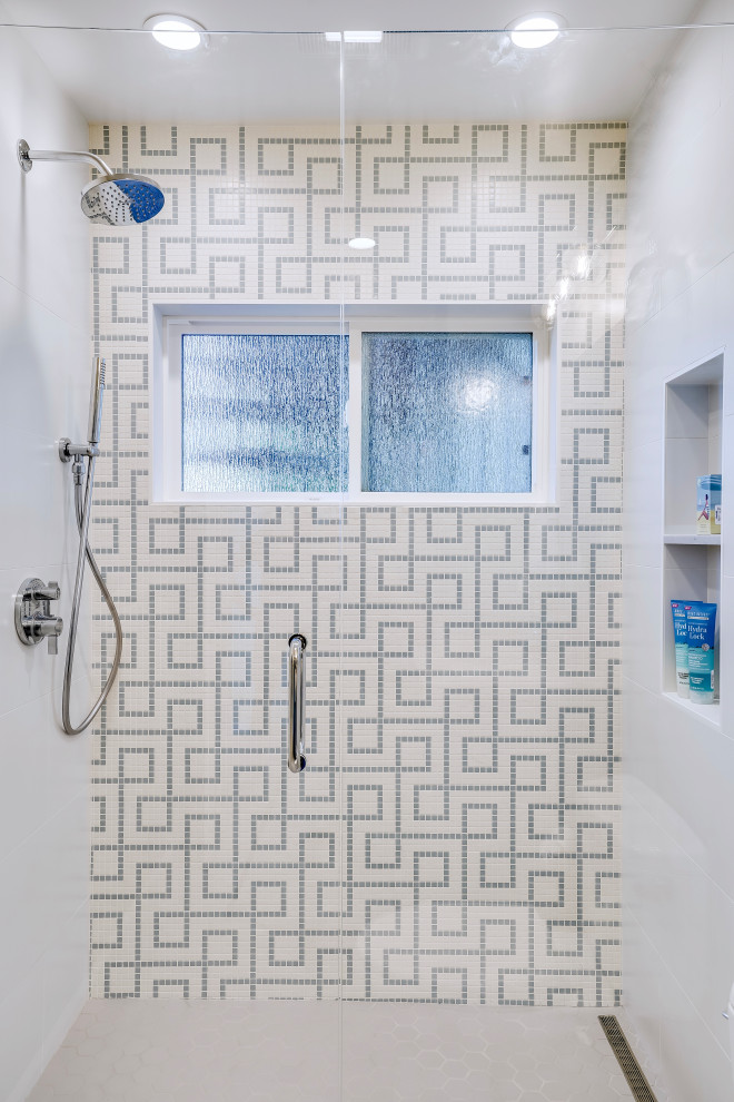 Идея дизайна: ванная комната среднего размера в стиле неоклассика (современная классика) с душем в нише, синей плиткой, плиткой из листового стекла, полом из керамогранита, серым полом, душем с распашными дверями и нишей