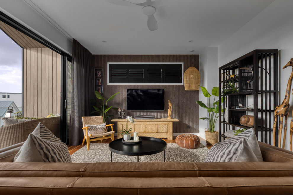 Пример оригинального дизайна: гостиная комната в морском стиле с коричневым диваном