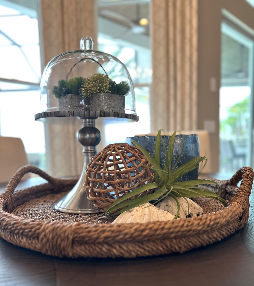 Example of a transitional home design design in Orlando