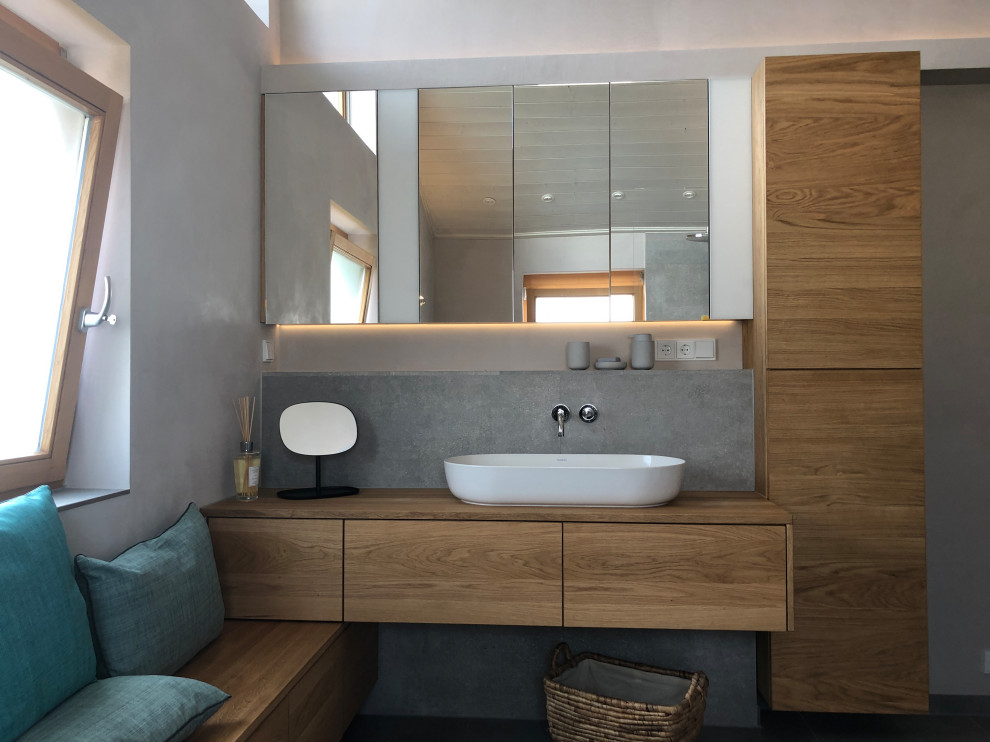 Inspiration for a contemporary bathroom remodel in Frankfurt