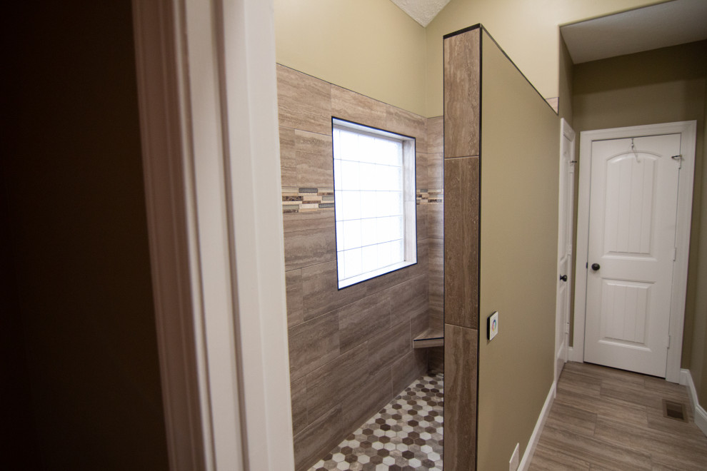 Immagine di una piccola stanza da bagno padronale stile americano con piastrelle di cemento, pavimento con piastrelle in ceramica, nicchia e soffitto a volta