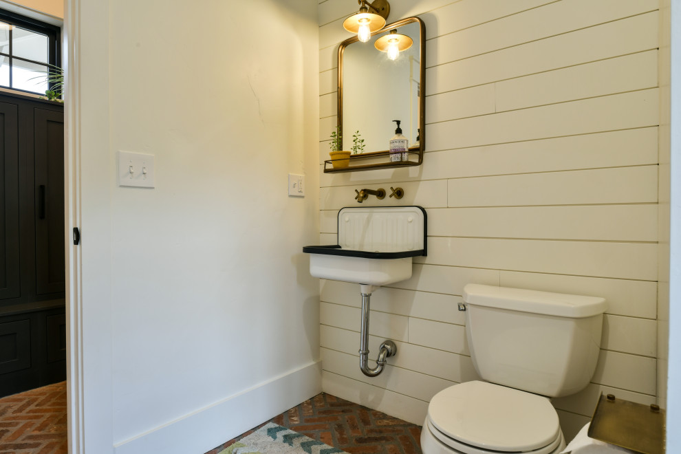 Idée de décoration pour une très grande douche en alcôve craftsman en bois avec WC à poser, un carrelage blanc, un mur blanc, un sol en brique, une vasque, un sol marron, une cabine de douche avec un rideau et meuble simple vasque.