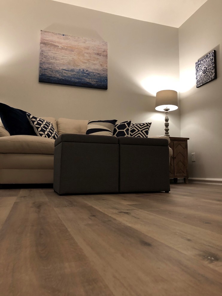 Mid-sized transitional home design photo